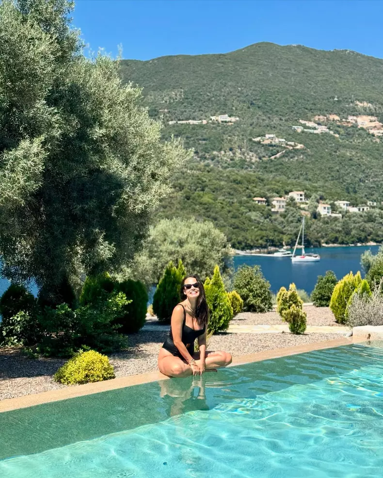 Andreea Raicu in costum de baie 5