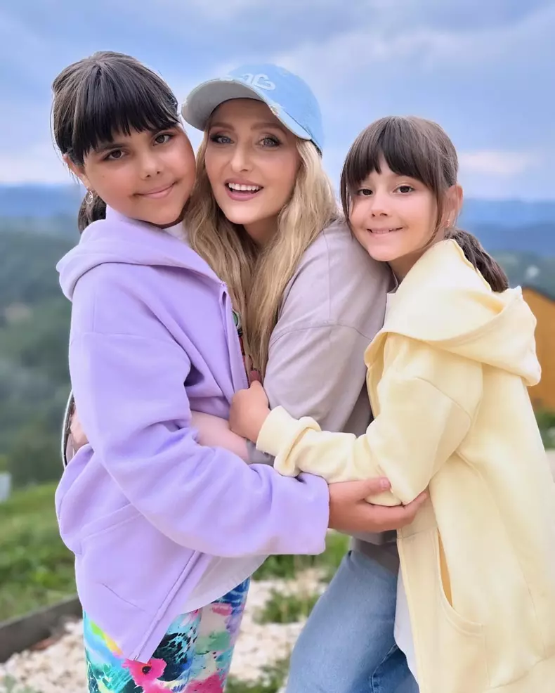 alina-sorescu-si-fetitele-1