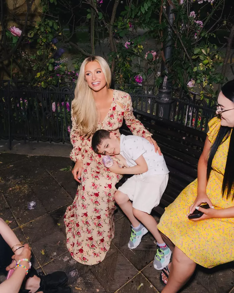 Paris Hilton a ajutat copiii nevoiași din România (1)