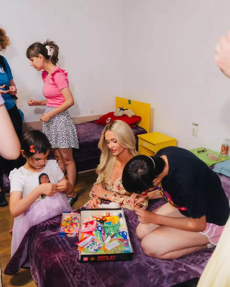 Paris Hilton a ajutat copiii nevoiași din România (3)