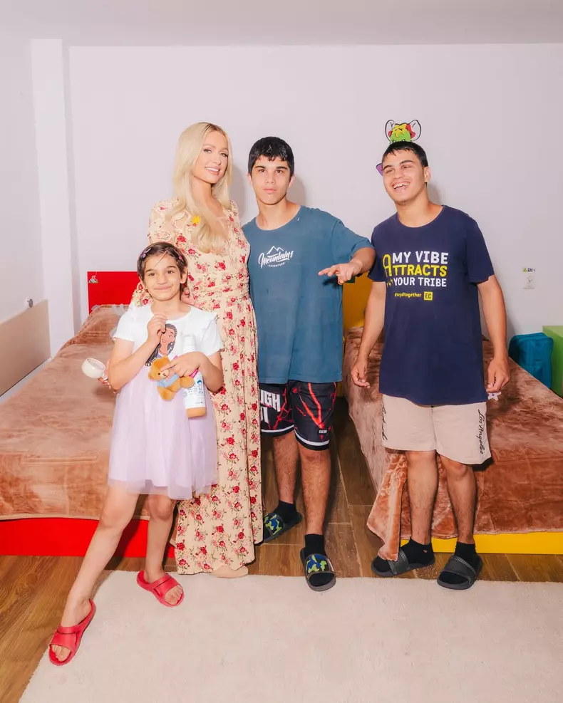 Paris Hilton a ajutat copiii nevoiași din România (7)