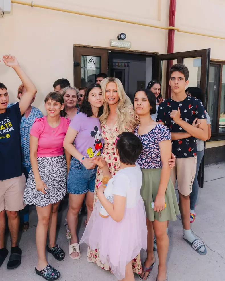 Paris Hilton a ajutat copiii nevoiași din România (8)