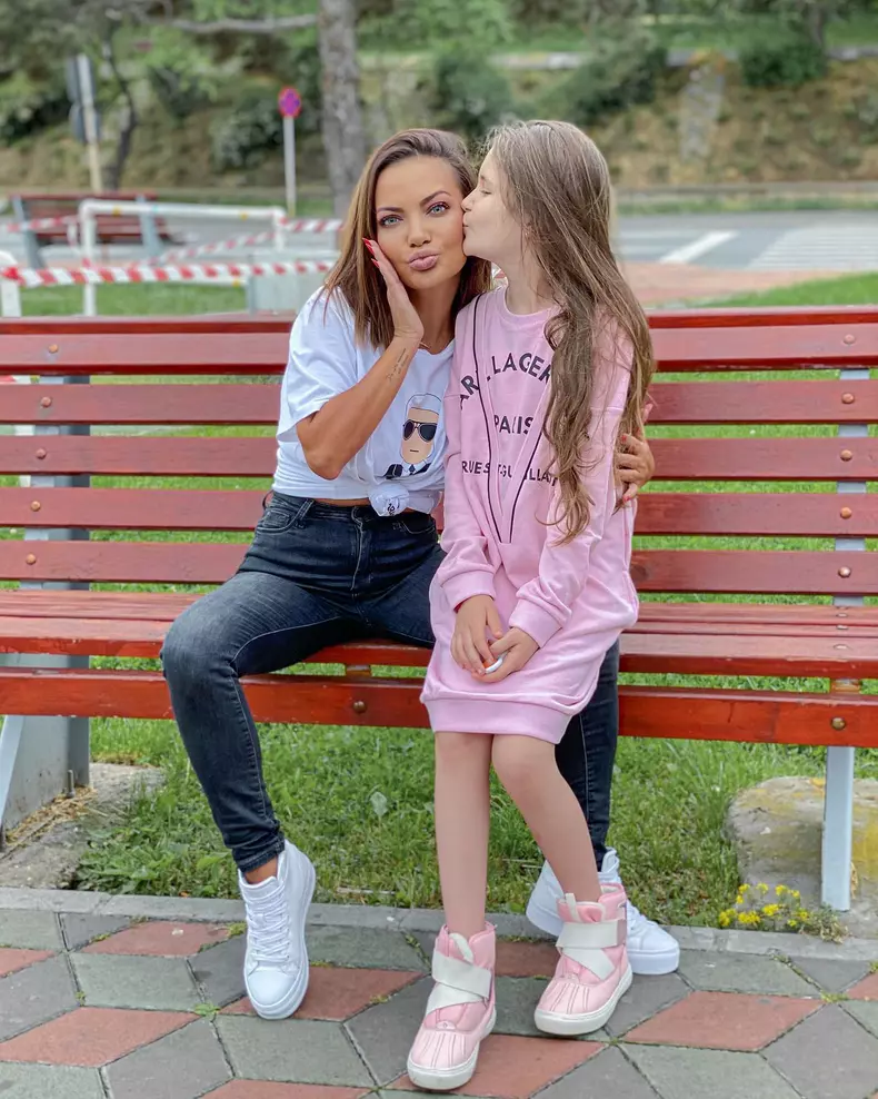 andreea antonescu si fiica 1