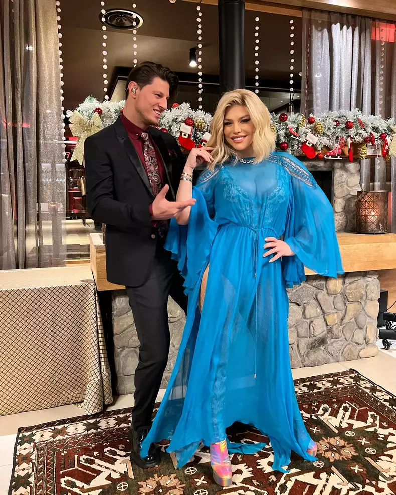 2712283624801259568157864221321942654701305n