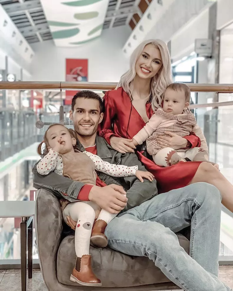 andreea-balan-george-burcea-si-fiicele-lor-ella-si-clara-1-1