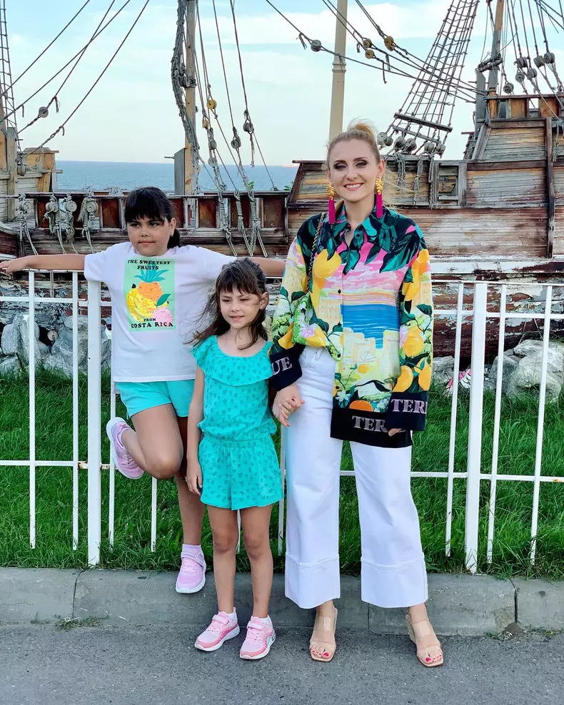 alina-sorescu-la-mare-cu-fetitele-1