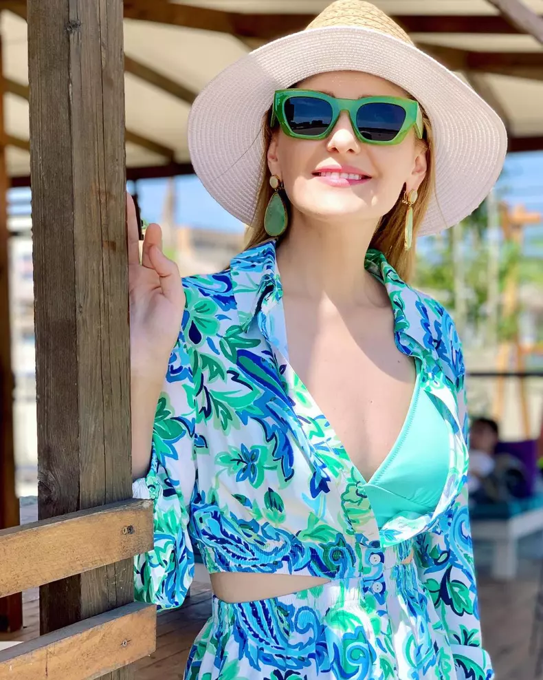 alina-sorescu-la-mare-cu-fetitele-5