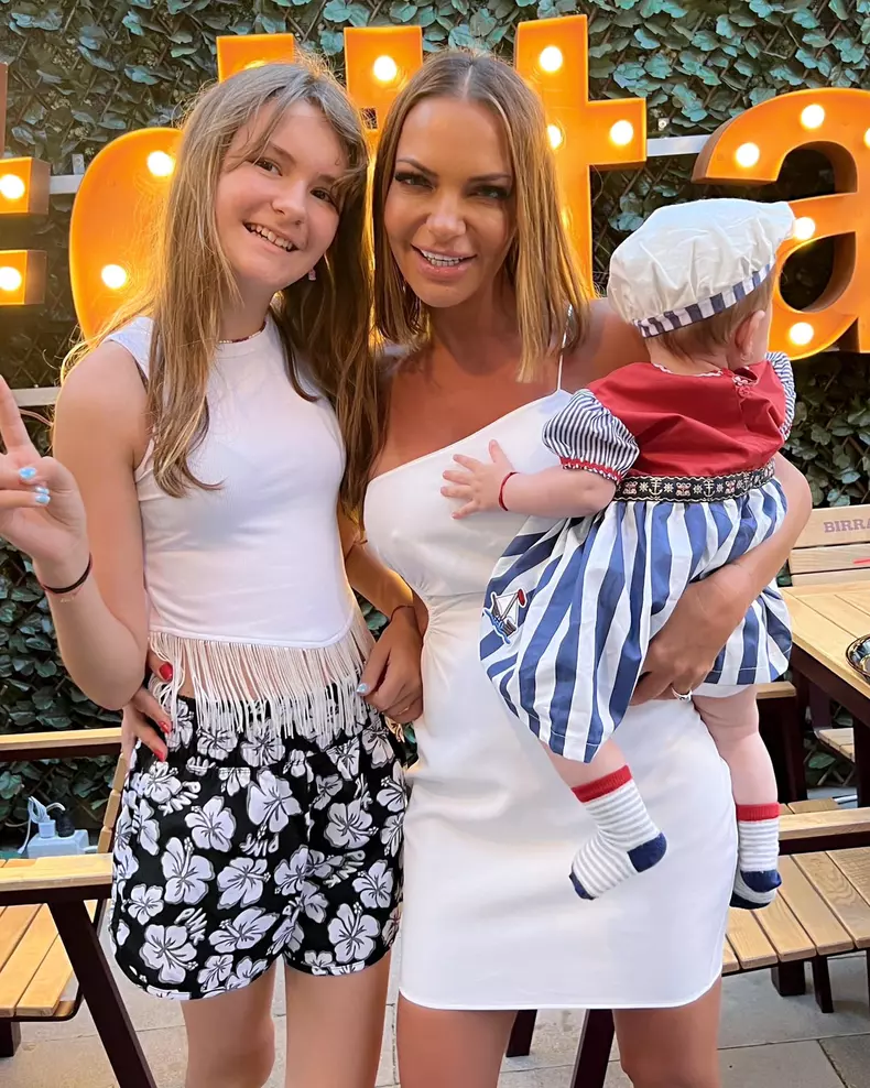 andreea-antonescu-la-mare-cu-fetitele-ei-2