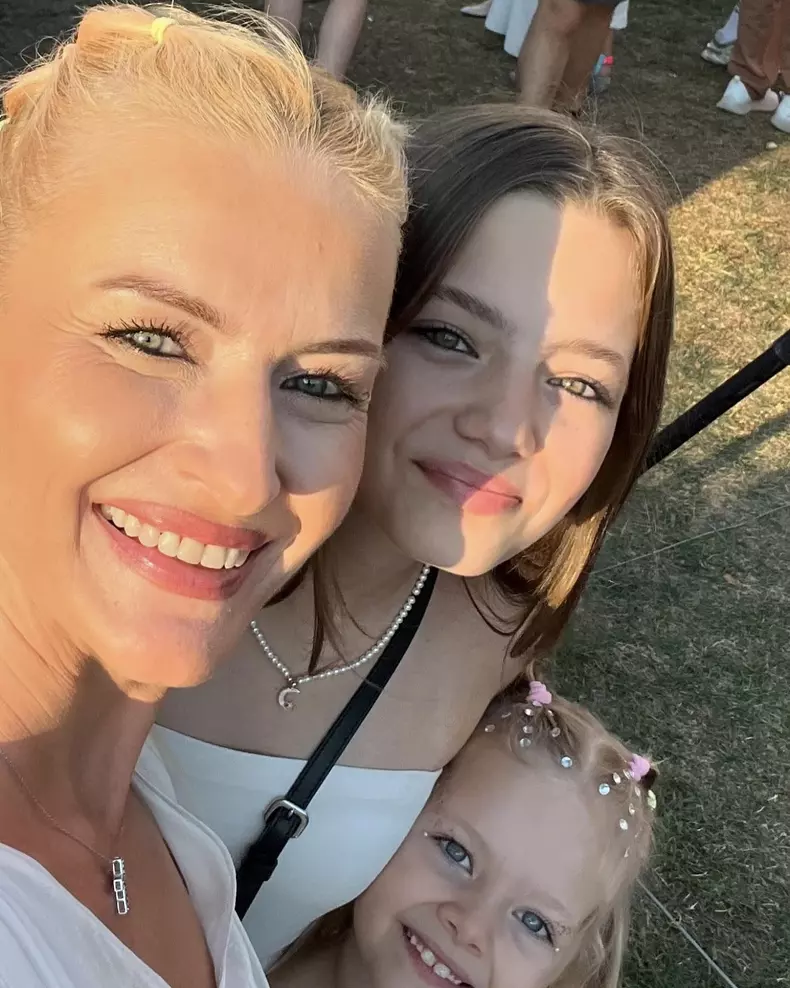 Elwira și Mihai Petre alături de fetele lor (5)