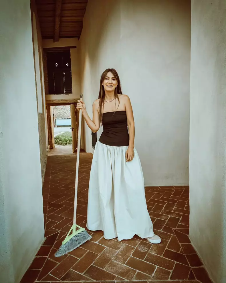 VIDEO Imagini noi din casa Danei Rogoz de la Viscri. Două camere sunt gata, iar fațada a fost refăcută: „De la o ruină, avem acum un loc în care putem dormi”