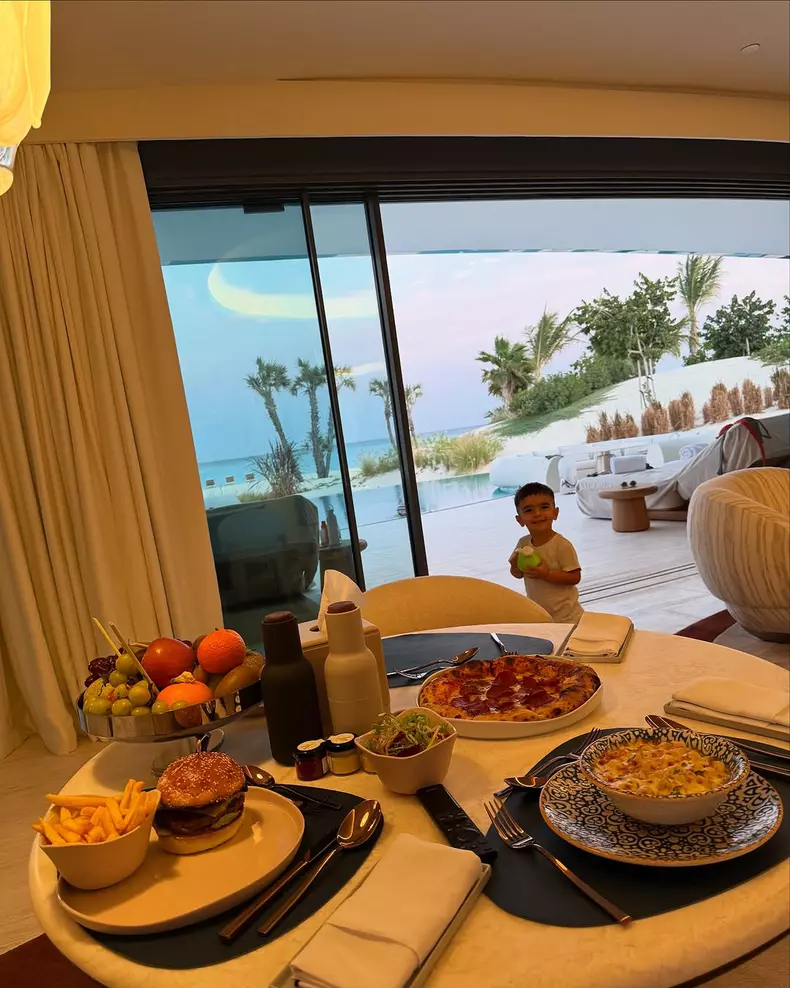 Vlăduța Lupău, vacanță Arabia Saudită (2)