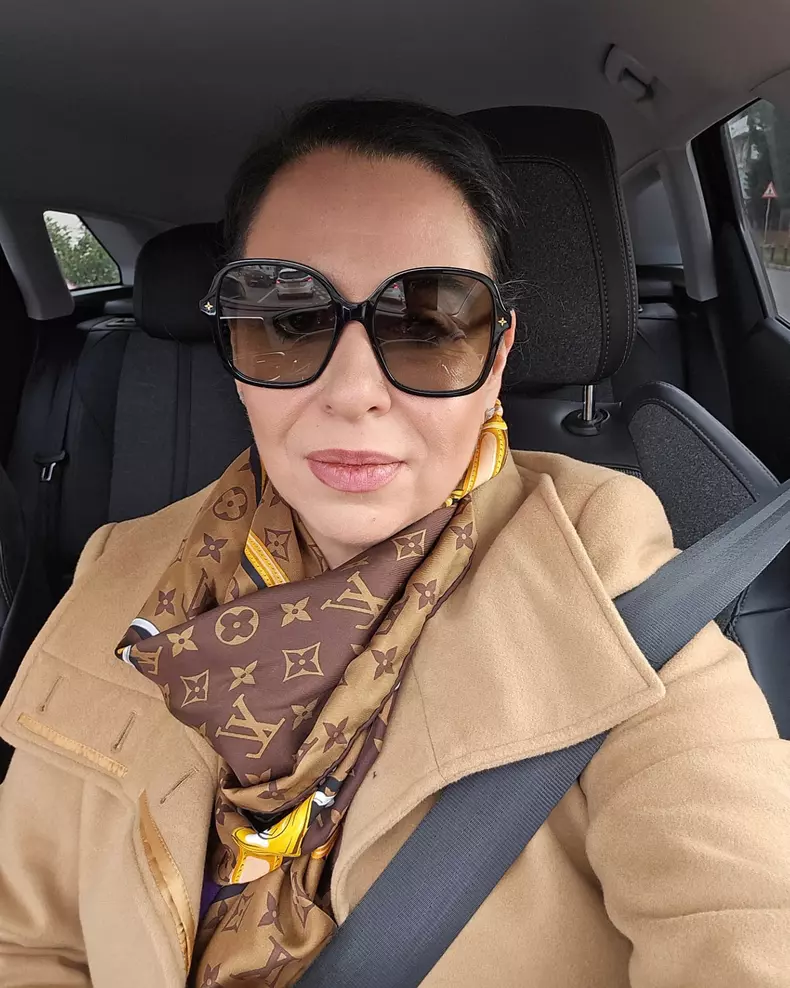 Oana Roman in masina