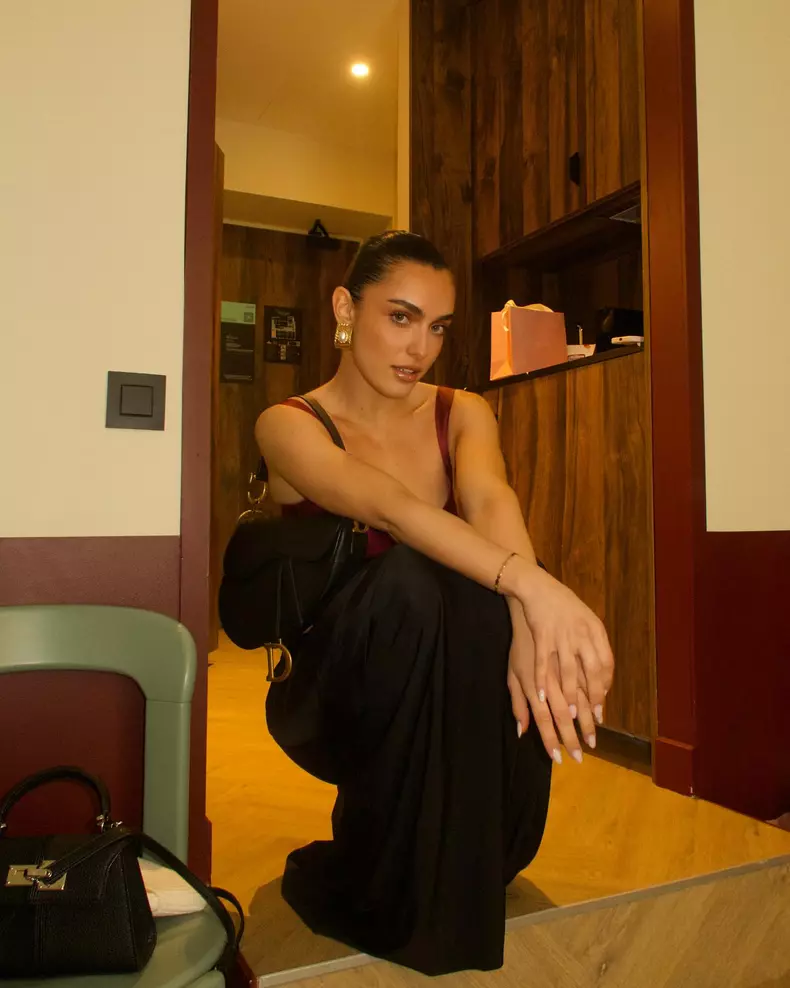 Alexia Eram (23)