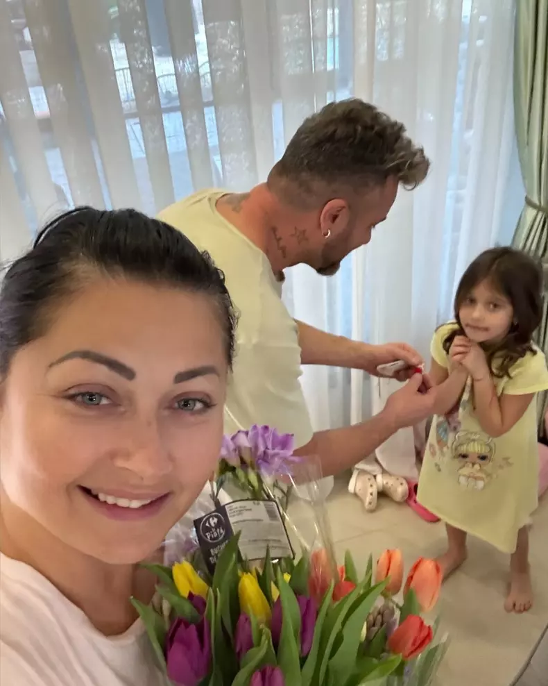 Tavi Clonda le-a adus mărțișoare fetelor sale (1)