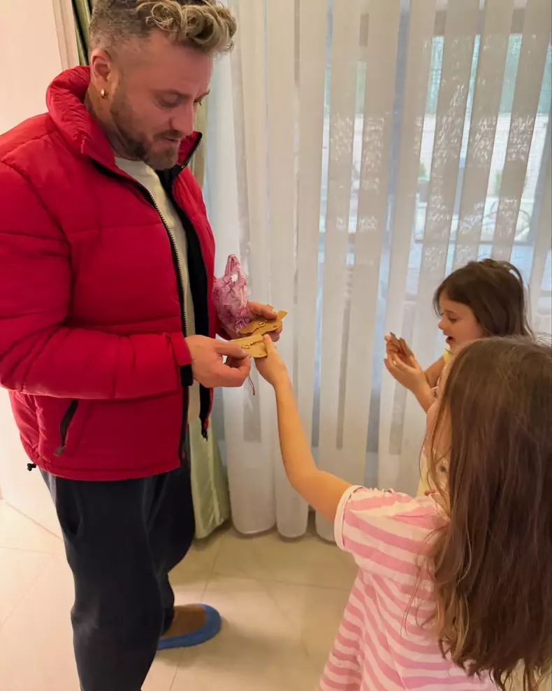Tavi Clonda le-a adus mărțișoare fetelor sale (2)
