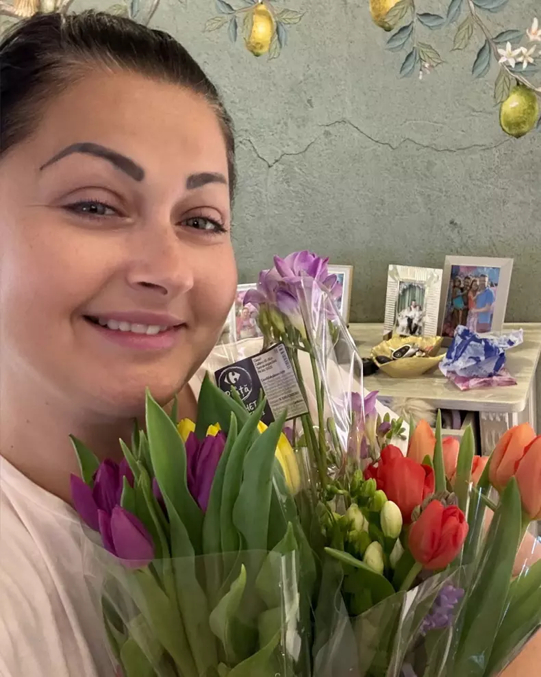 Tavi Clonda le-a adus mărțișoare fetelor sale (3)