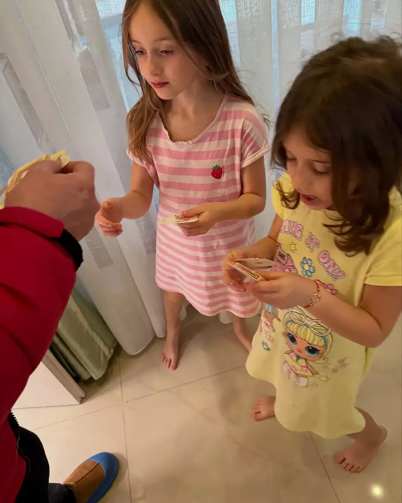 Tavi Clonda le-a adus mărțișoare fetelor sale (6)