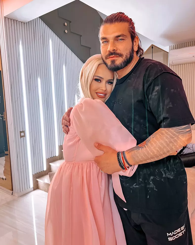 Anda adam in bratele sotului ei