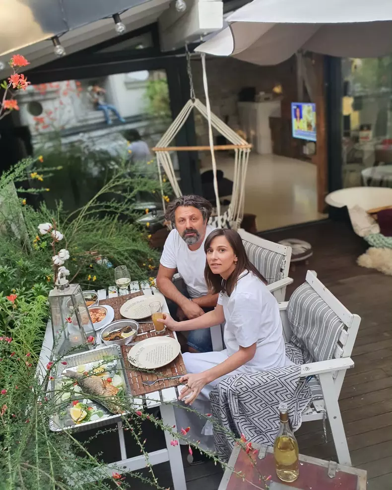 Dana Rogoz si sotul la restaurant