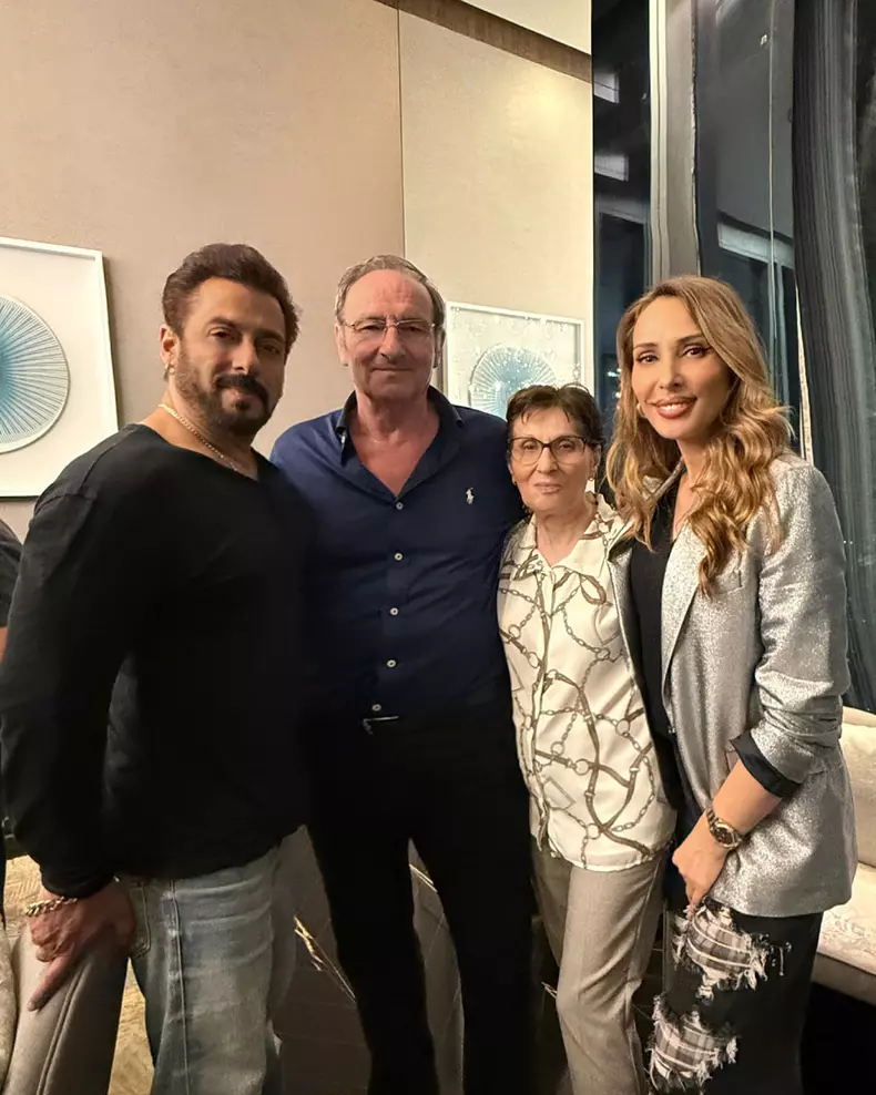 Iulia vantur parinti si Salman Khan