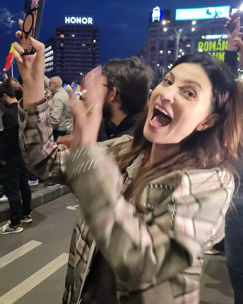 ioana ginghina la mitigul de sustinere pentru nicusor dan din piata victoriei (2)