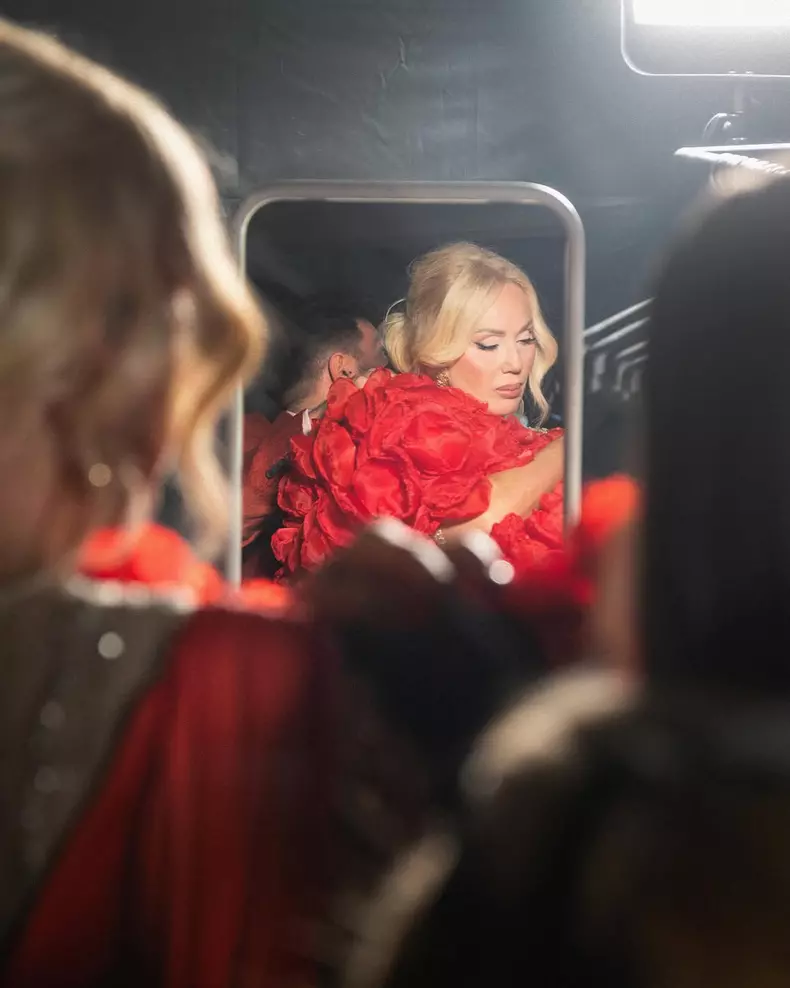 lepa-brena-rochie-rosie