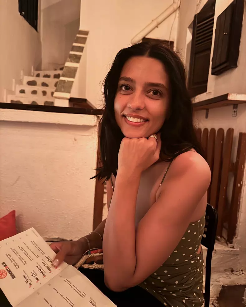 Oana Mosneagu la terasa in vacanta Grecia