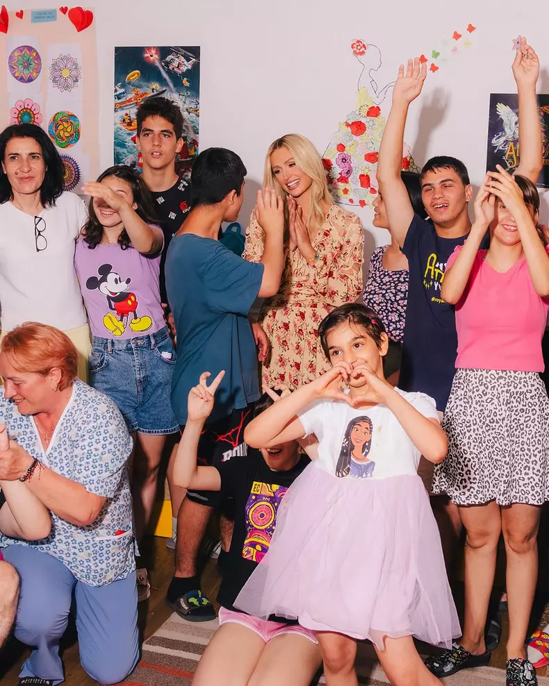 Paris Hilton a ajutat copiii nevoiași din România (13)