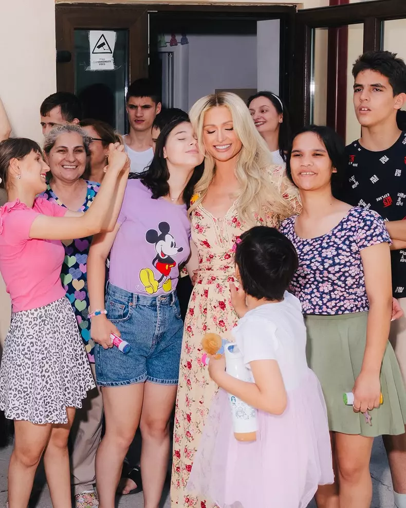 Paris Hilton a ajutat copiii nevoiași din România (9)