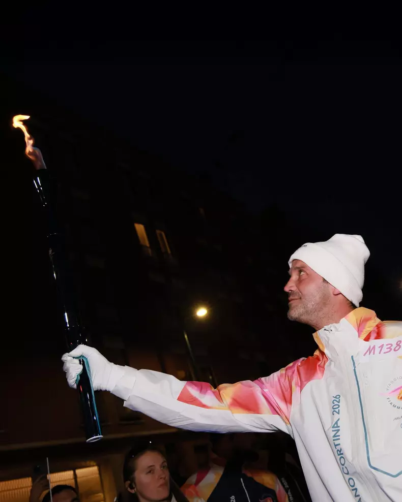 Cristi Chivu poartă torța olimpică la Jocurile Olimpice de Iarnă de la Milano. Foto X- Inter Milano