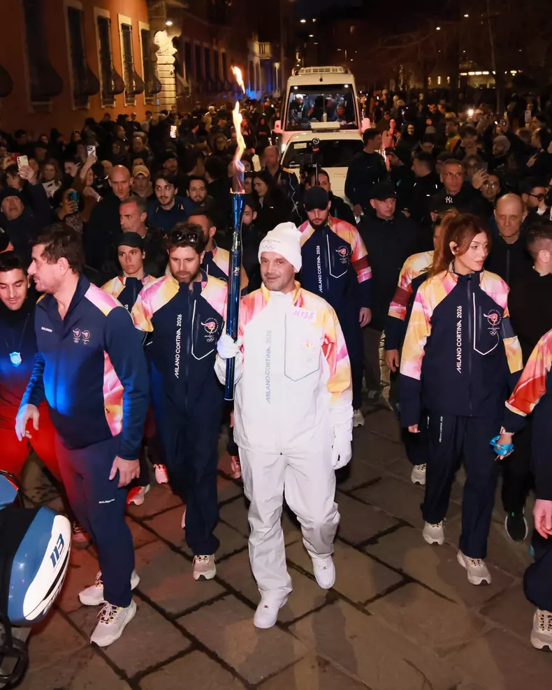 Cristi Chivu poartă torța olimpică la Jocurile Olimpice de Iarnă de la Milano. Foto X- Inter Milano (2)