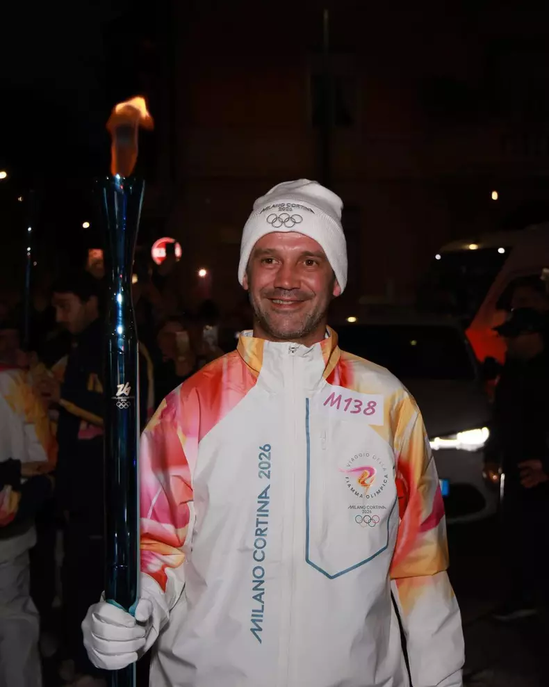 Cristi Chivu poartă torța olimpică la Jocurile Olimpice de Iarnă de la Milano. Foto X- Inter Milano (3)