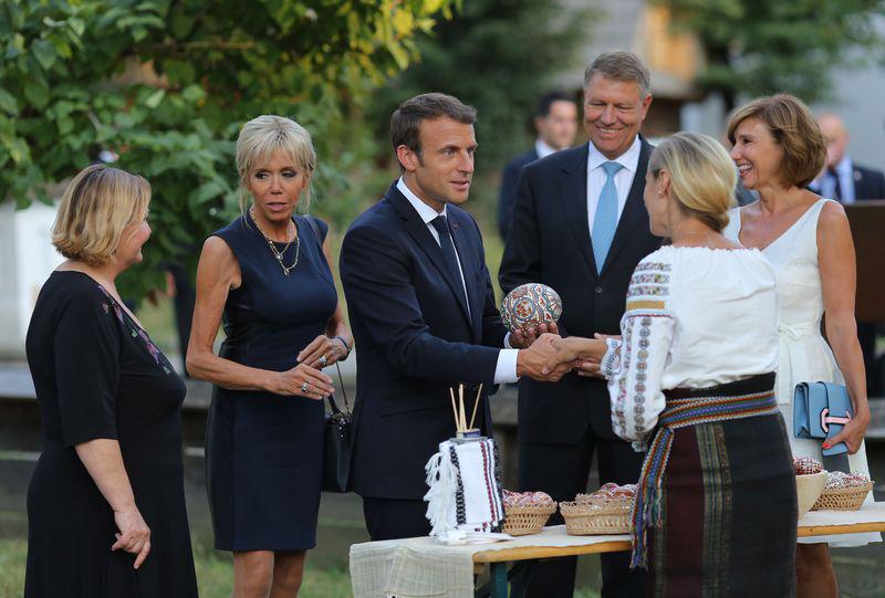 Emmanuel Macron A Primit Cadou O Pereche De Opinci, La ...