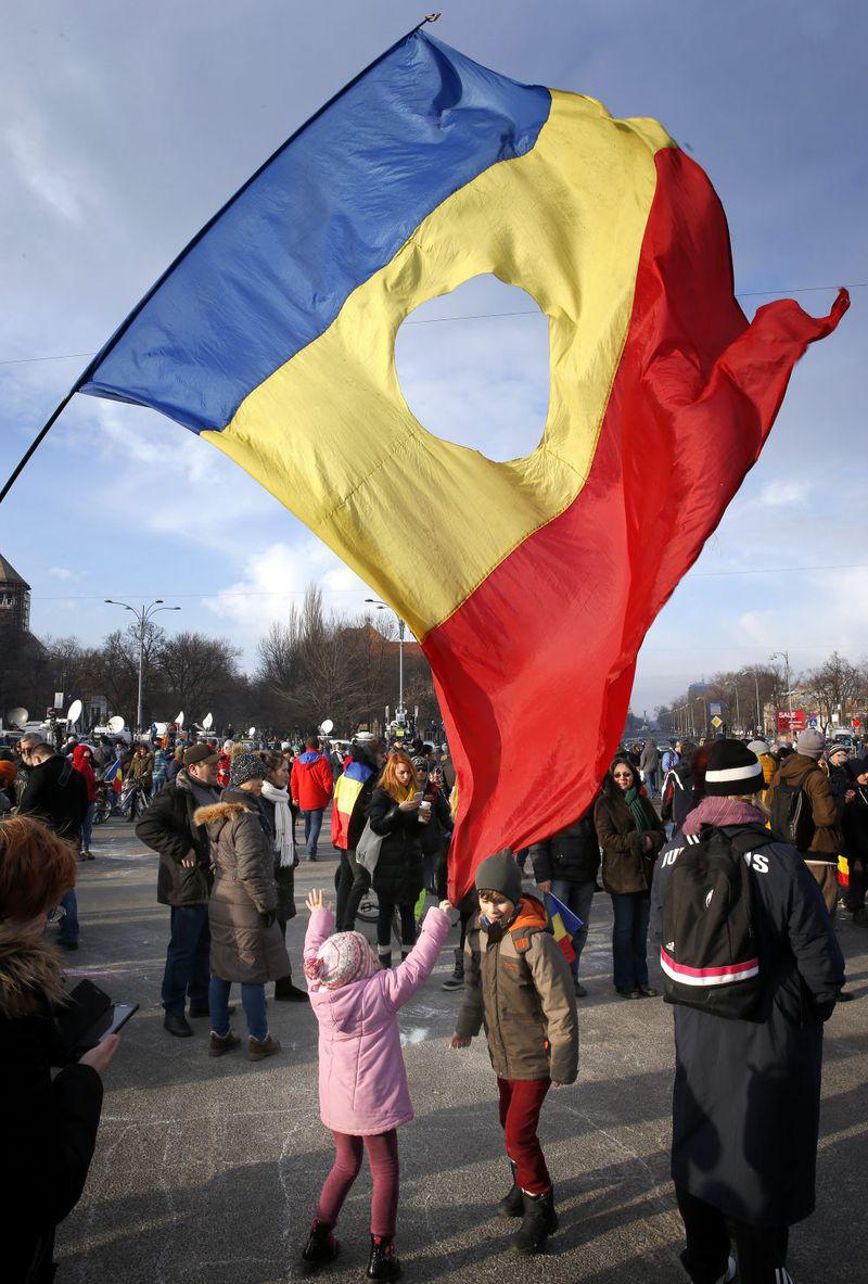 GALERIE FOTO | Ziua Națională a României - Cum a evoluat steagul României în cei 100 de ani