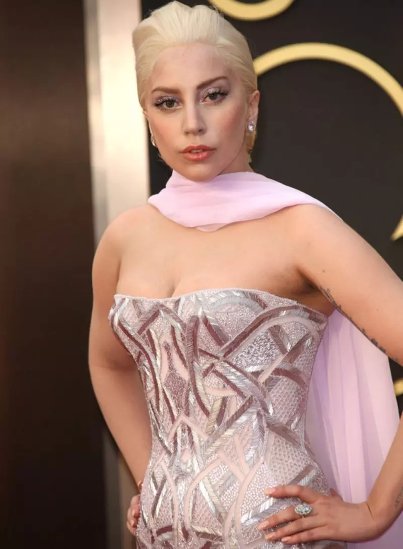 Lady Gaga poate zbura acum în noua ei rochie de dronă zburătoare - Tehnică - 