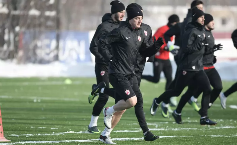 Viață de fotbalist la -14 grade Celsius. Internaționalul Steliano Filip, în cracii goi! GALERIE FOTO