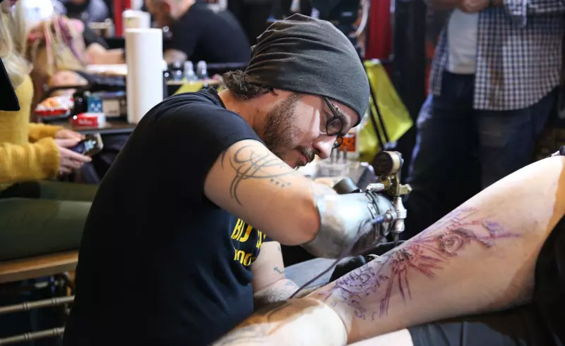 Are O ProtezÄƒ In Loc De Mana DreaptÄƒ È™i I Se Spune Tatuatorul Cyborg Cum AratÄƒ Tatuajele Desenate De Artistul Francez Care È™i A Pierdut Un BraÈ› Dar S A Reinventat Libertatea