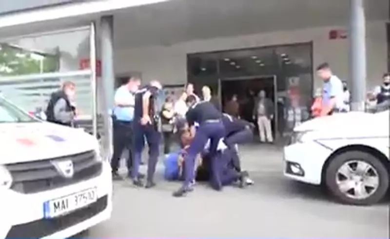 VIDEO Scandal la un centru comercial din sectorul 5. Bărbat încătușat de mai mulți polițiști pentru că a refuzat să i se ia temperatura