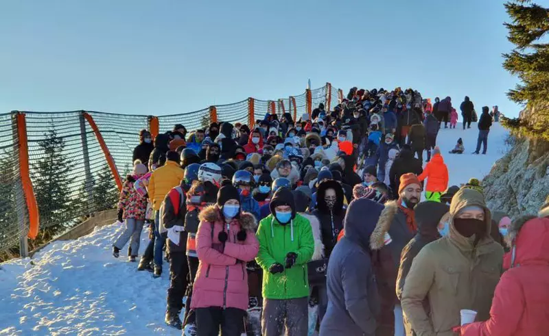 Mii de oameni stau la coadă la telegondola Postăvarul din Poiana Brașov. Programul a fost prelungit