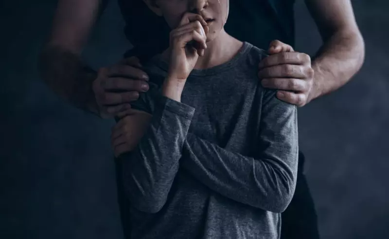 VIDEO Justiție din trei în trei: O fată de 11 ani a fost abuzată sexual până la 14 ani de trei bărbați, dintre care doar unul a fost judecat