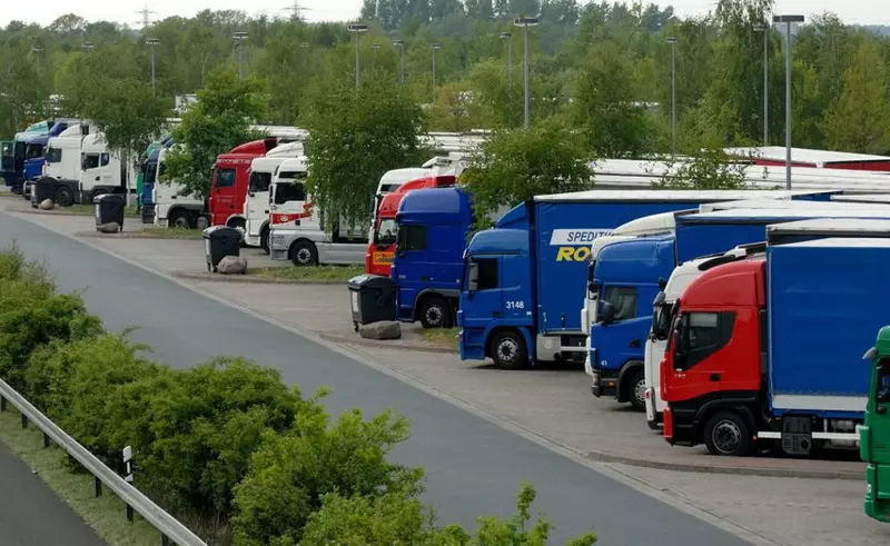 VIDEO Ca să prindă un șofer român care-i fura motorina, un coleg i-a decuplat semiremorca de cabină, în Austria