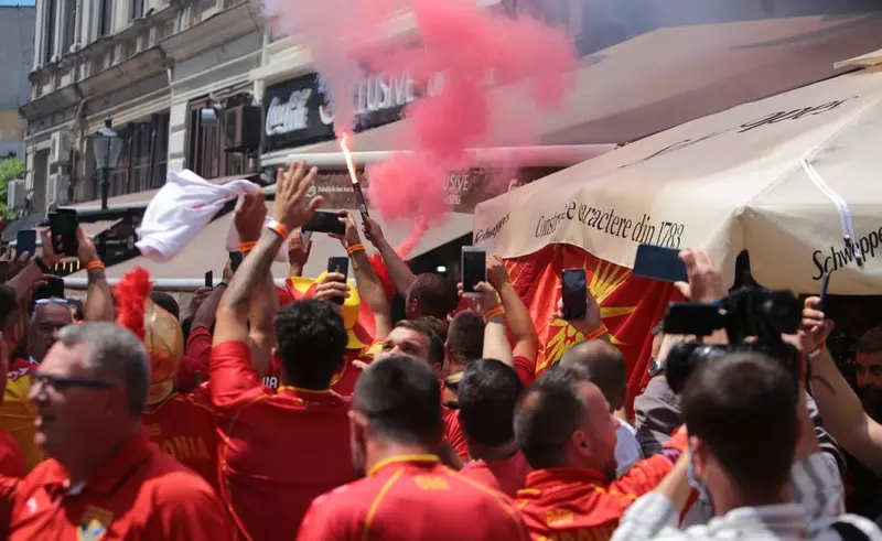 VIDEO. Fanii Macedoniei de Nord au făcut show la București. Torțe și scandări războinice în Centrul Vechi