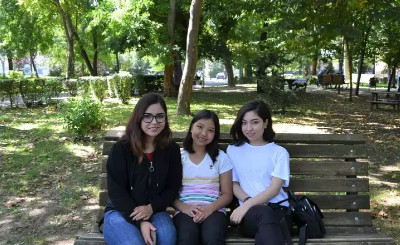 VIDEO Viața în România a trei fete venite din Afganistan: „Aici sistemul de educație stresează elevii. Mergem la școală să dăm teste, nu să învățăm