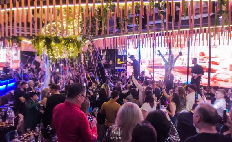 VIDEO Petrecere ilegală la clubul Fratelli, din Iași. Sute de tineri au participat la eveniment