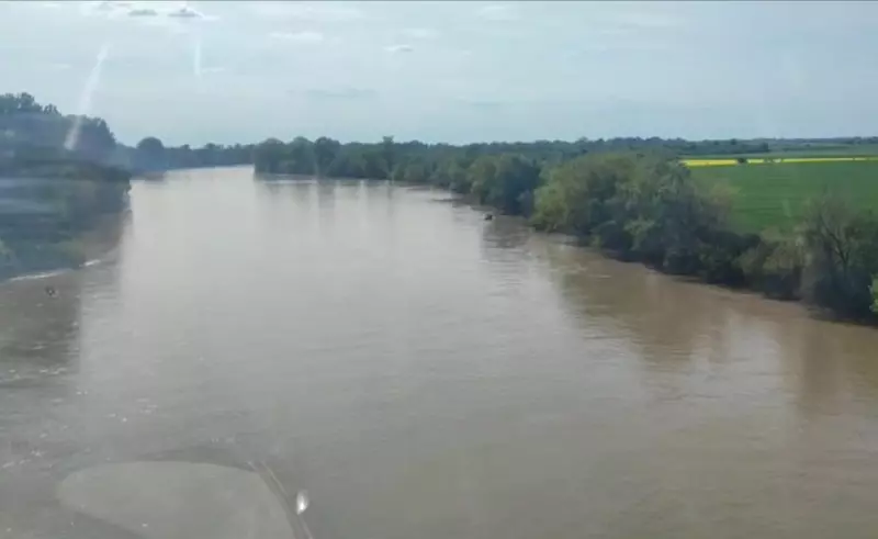 VIDEO Căutările persoanelor dispărute după ce o barcă s-a răsturnat în râul Mureș