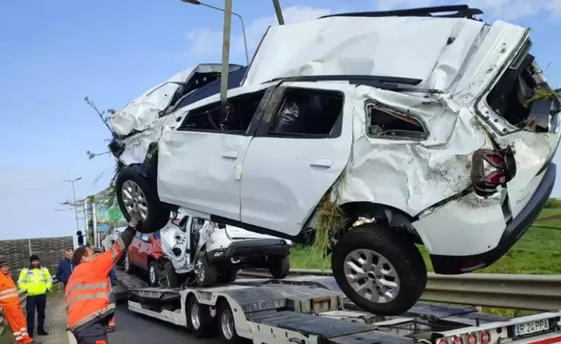 VIDEO Dacii Duster împrăștiate pe câmp la ieșirea de pe Autostrada Vestului, în Arad. Șoferul care le transporta pe platformă a murit la spital
