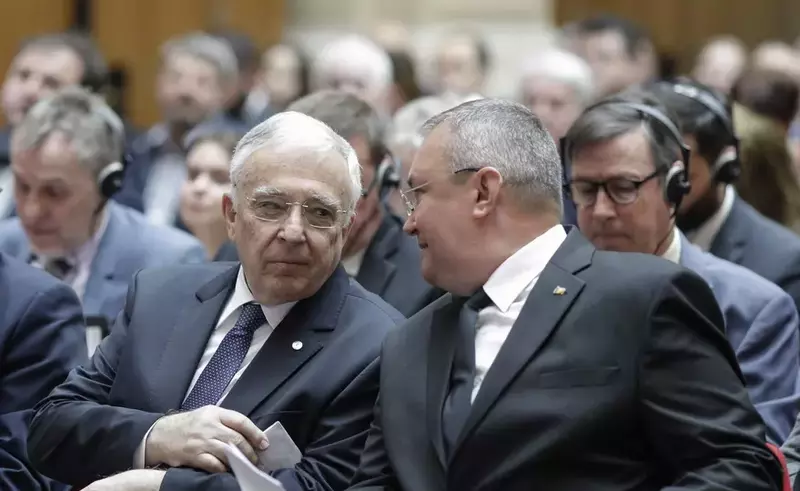 VIDEO SPECIALII ROMÂNIEI. S-a votat interdicția de a cumula pensia cu salariul, dar Ciucă și Isărescu le pot încasa în continuare. Vor fi exceptate de la lege și unele dintre instituțiile publice cu cele mai mari salarii