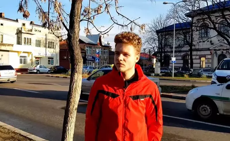 VIDEO Victorie definitivă în instanță pentru elevul care a primit nota 2 la purtare pentru că și-a ironizat profesoara: nota va fi ștearsă și va primi daune morale