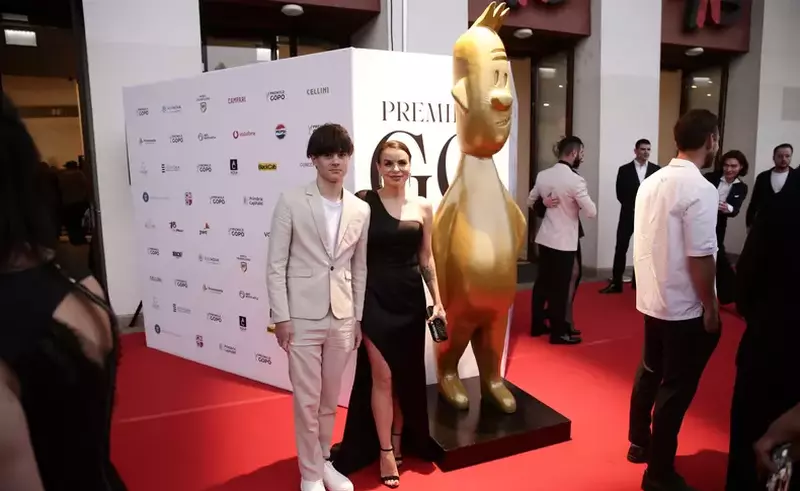 VIDEO Jojo, apariție rară alături de fiul ei Achim, în vârstă de 13 ani. Adolescentul seamănă perfect cu mama lui. „Îmi place actoria, dar nu cred că o să fac asta”