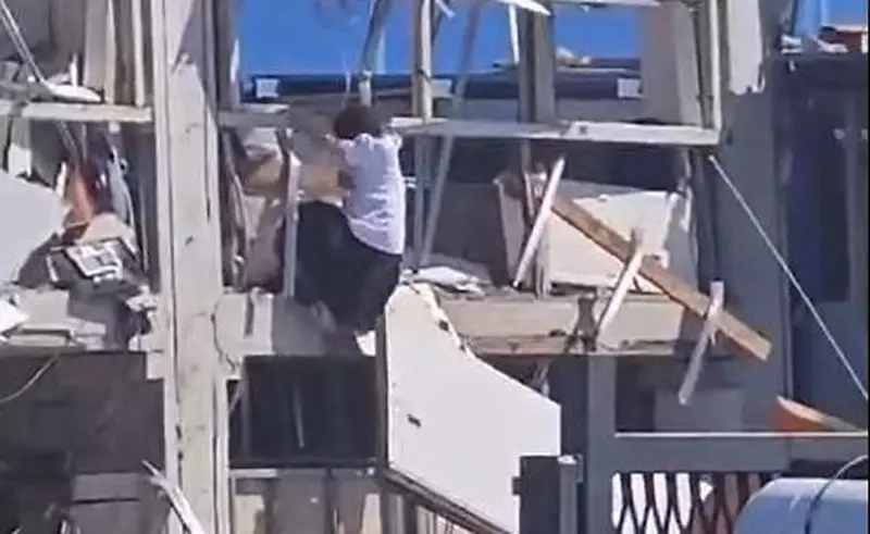 VIDEO Femeie filmată când se salvează dintre dărâmături, după explozia de la Dedeman Botoșani. VIDEO